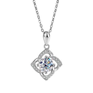 S925 Silver Lucky Four Grass Moissanite Necklace for Women